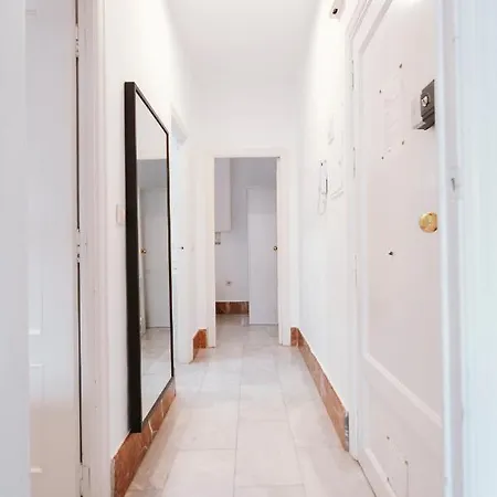 Bright And Cozy-1bd 1bth & 2bd 1bth- La Giralda Seville