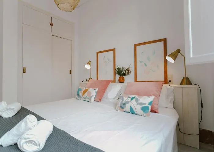 Bright And Cozy-1bd 1bth & 2bd 1bth- La Giralda דירה סביליה